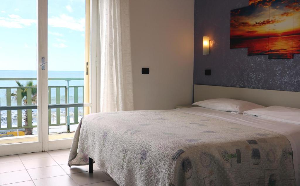Hotel Piccolo Paradiso บอร์ดิเกรา ภายนอก รูปภาพ