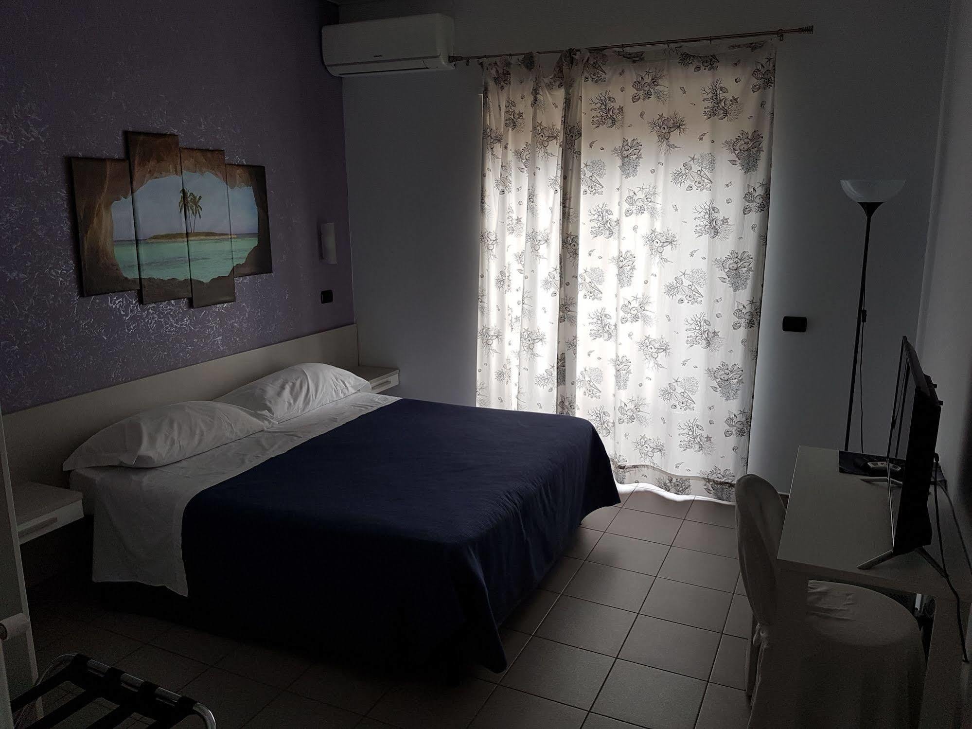 Hotel Piccolo Paradiso บอร์ดิเกรา ภายนอก รูปภาพ