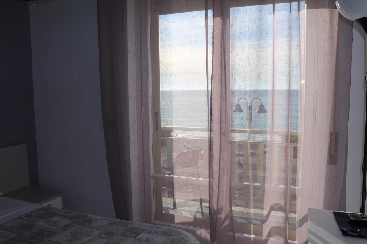 Hotel Piccolo Paradiso บอร์ดิเกรา ภายนอก รูปภาพ